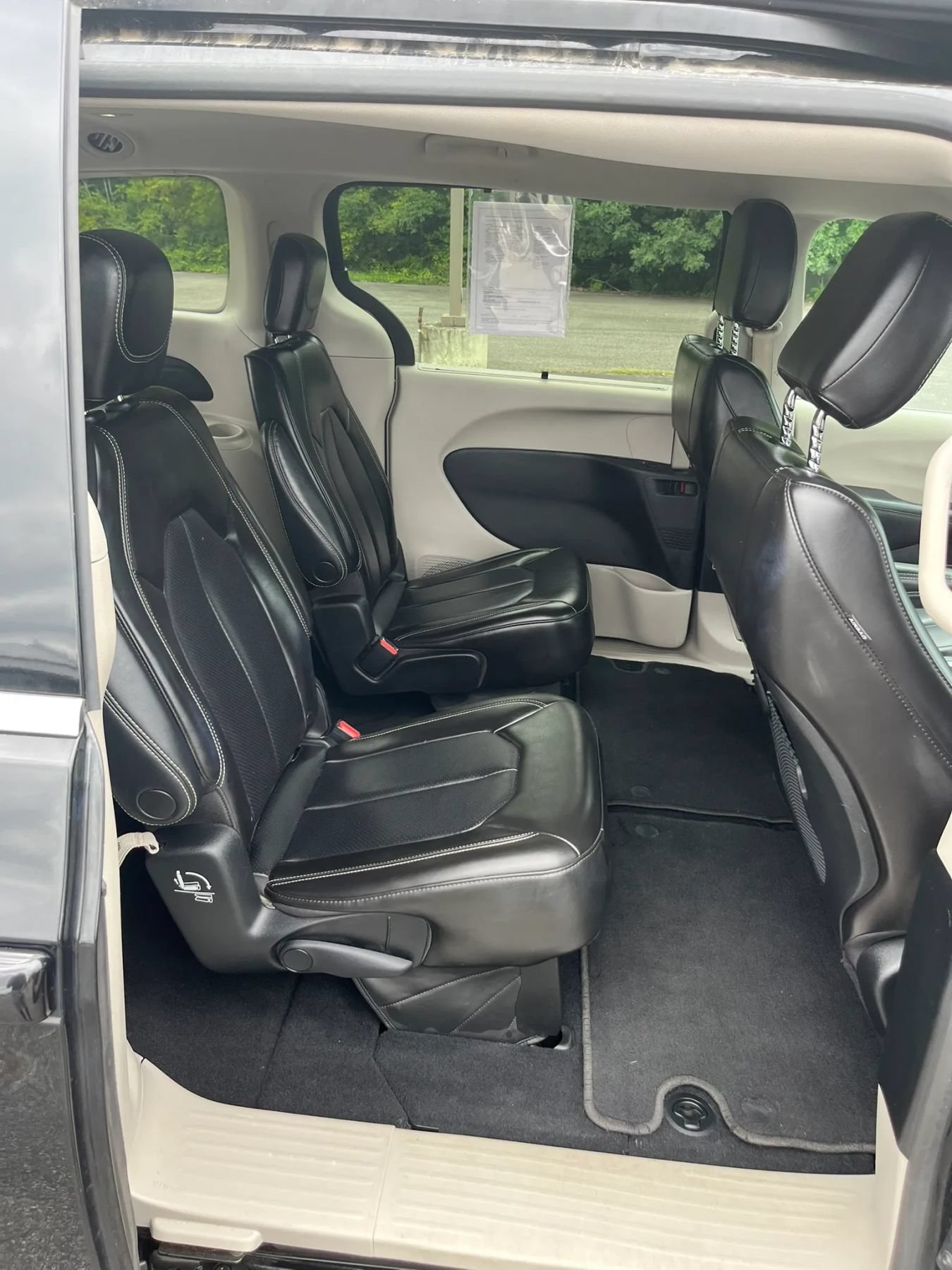 Used 2023 Chrysler Pacifica Touring-L FWD image 23