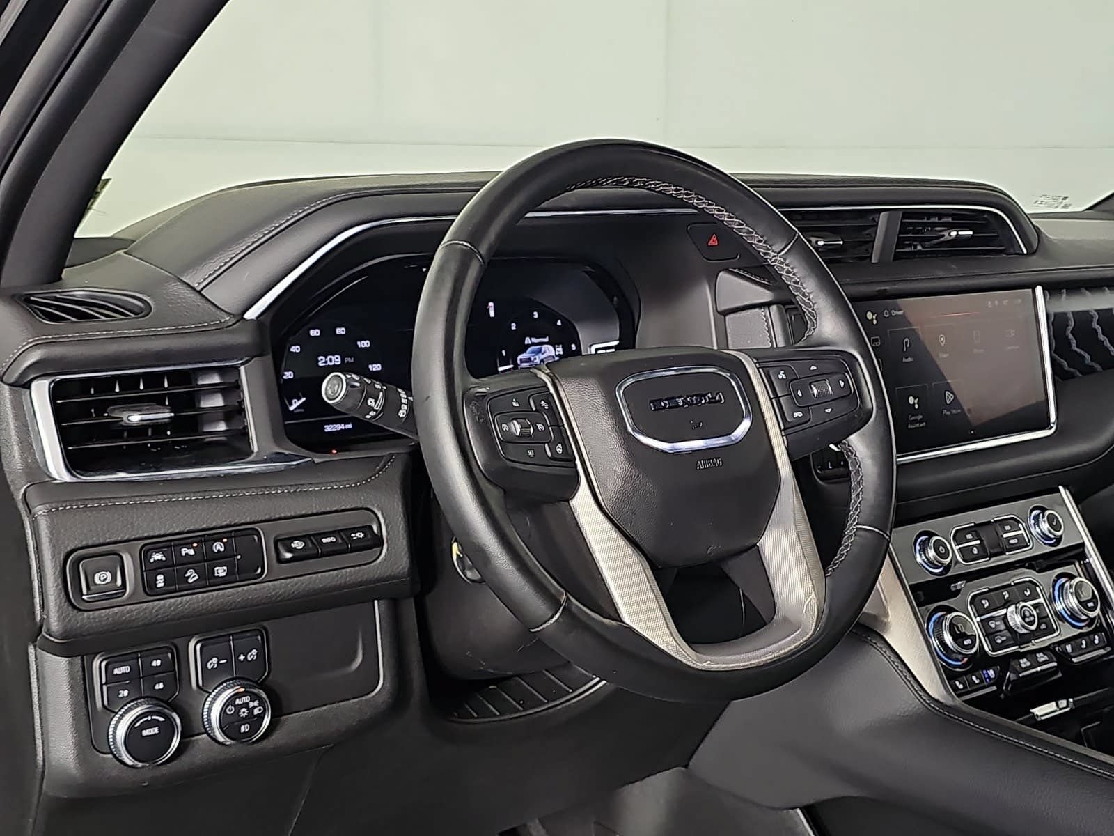 Used 2023 GMC Yukon XL Denali AWD/4WD image 16