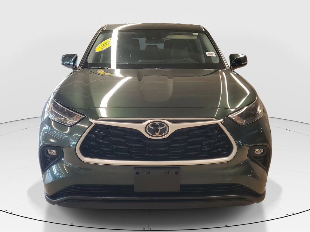 Used 2023 Toyota Highlander LE image 2