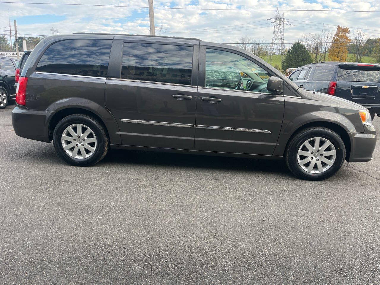 Used 2015 Chrysler Town & Country Touring FWD image 5