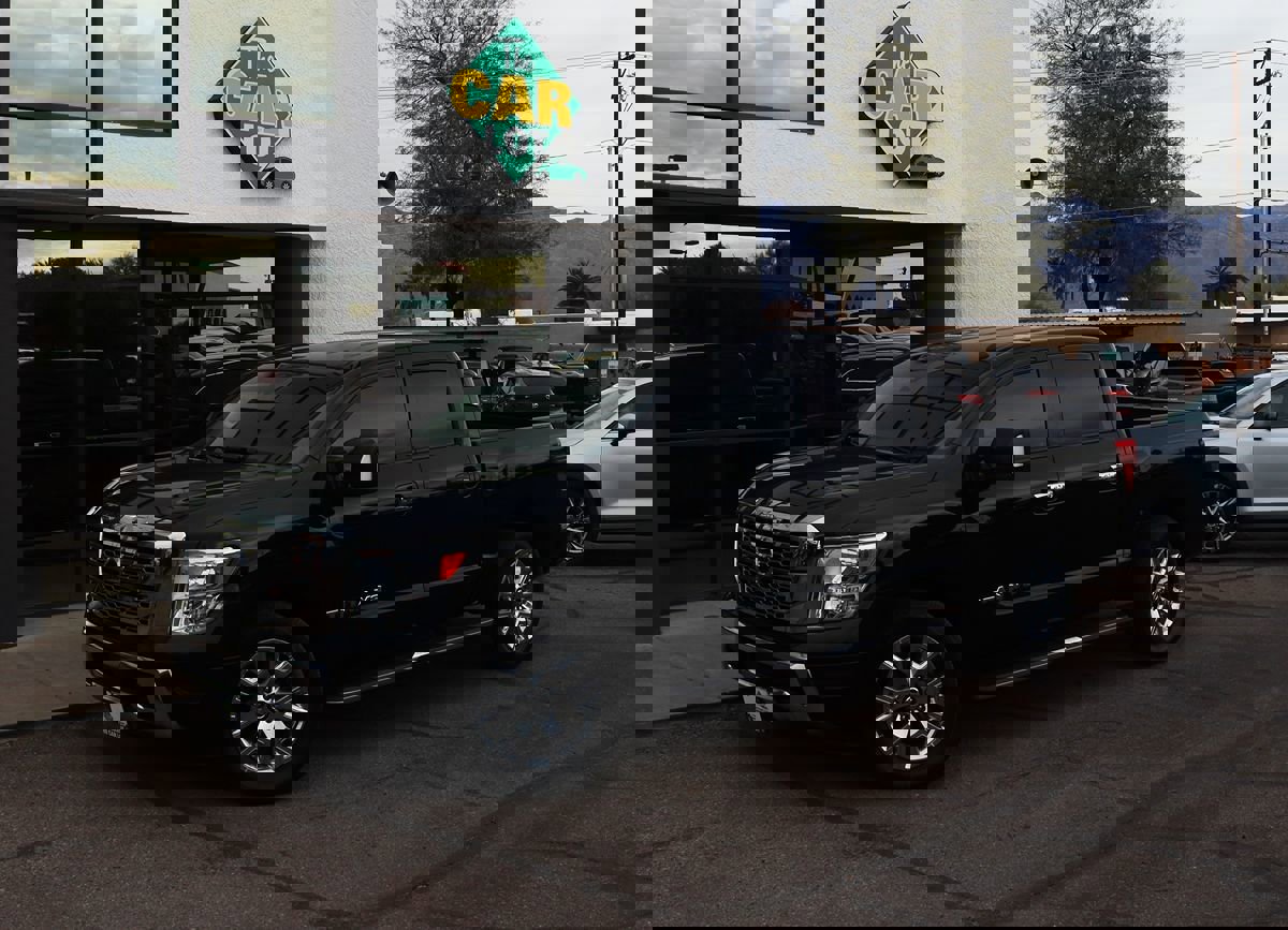 Used 2020 Nissan Titan SV w/ SV Convenience Package image 3