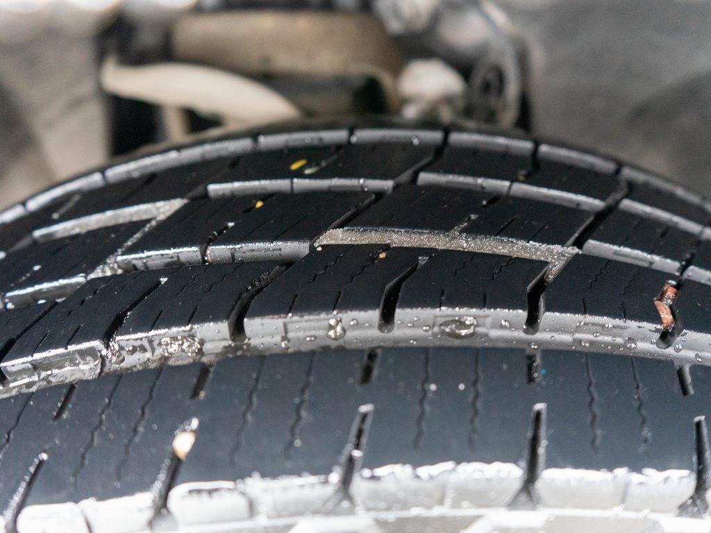 Used 2022 GMC Yukon AT4 w/ Technology Package image 33