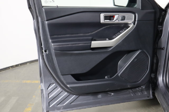 Used 2021 Ford Explorer Limited w/ Equipment Group 301A AWD/4WD image 16