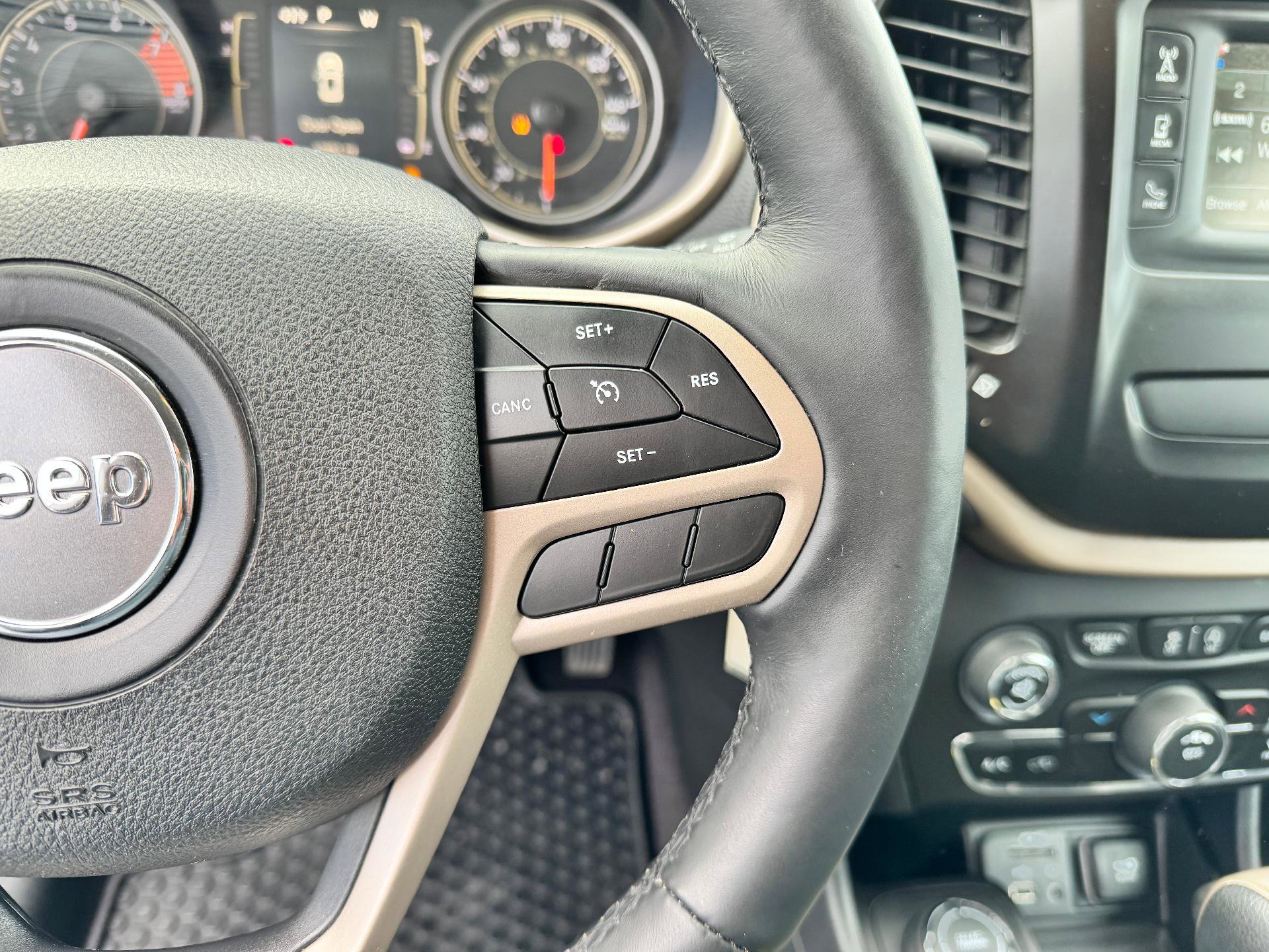 Used 2018 Jeep Cherokee Latitude w/ Cold Weather Group image 21