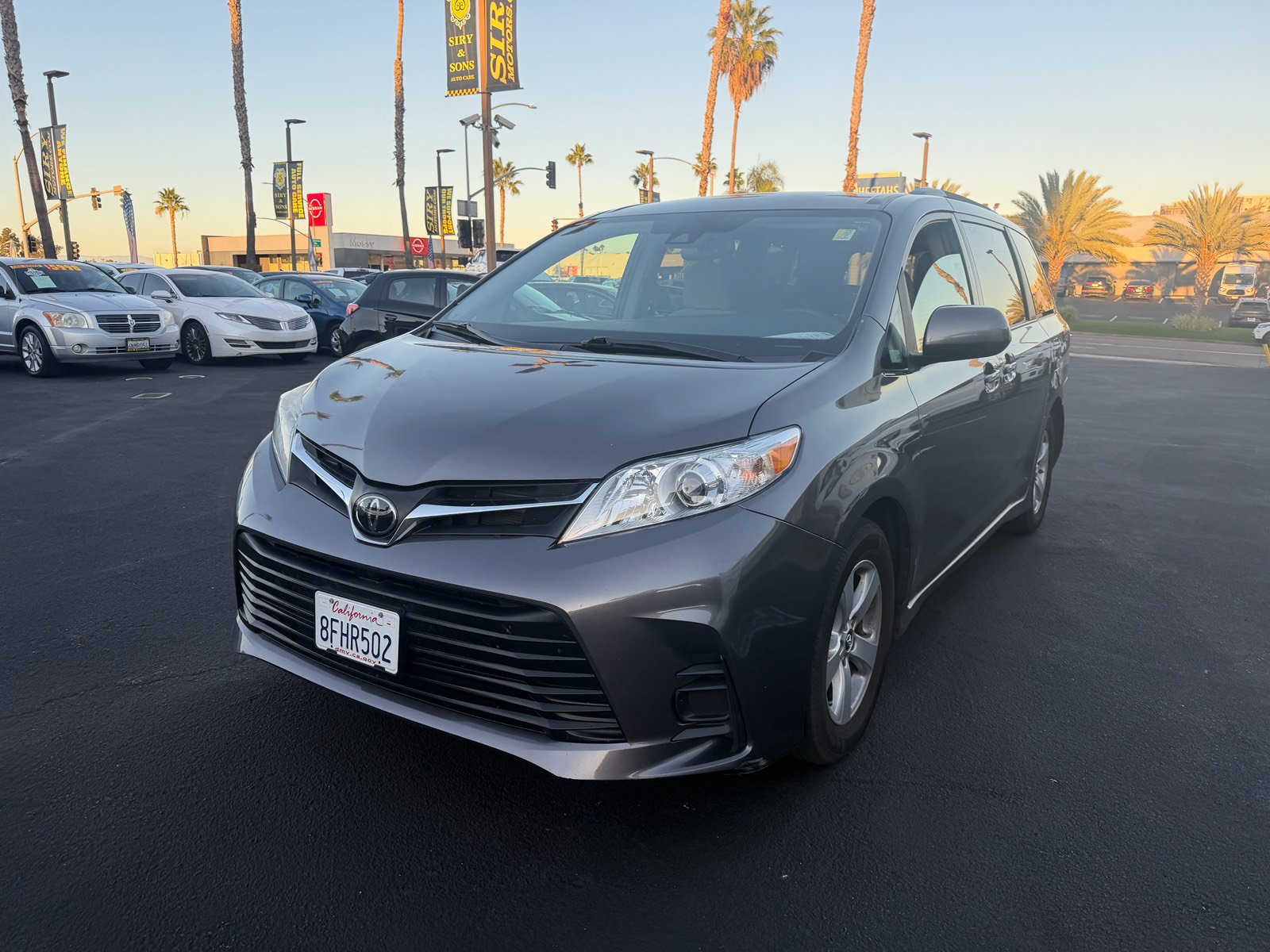 Used 2018 Toyota Sienna LE w/ Carpet Mat Package FWD image 3