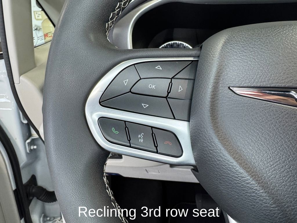 Used 2023 Chrysler Pacifica Touring-L FWD image 16