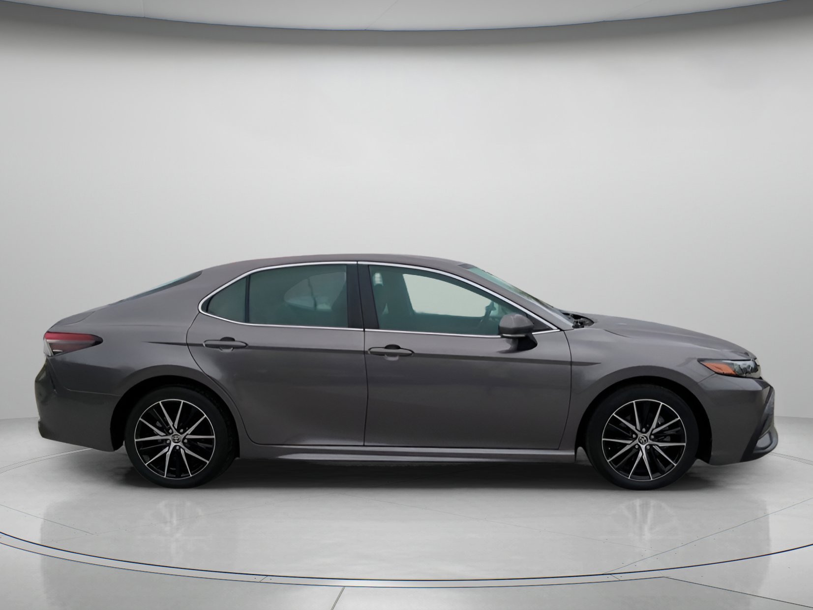 Used 2022 Toyota Camry SE w/ Carpet Mat Package (TMS) image 31