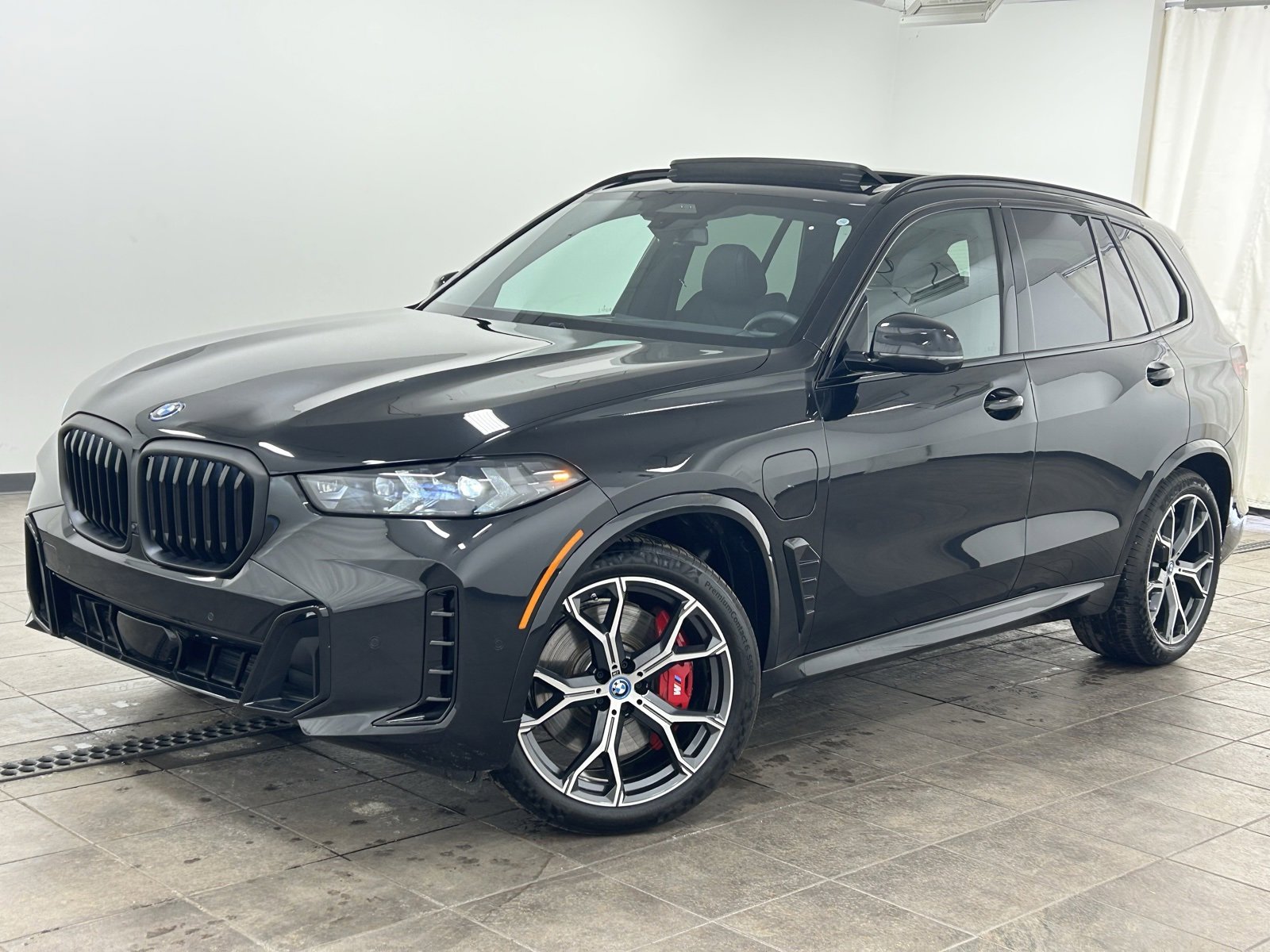 Used 2025 BMW X5 xDrive50e w/ M Sport Package image 1
