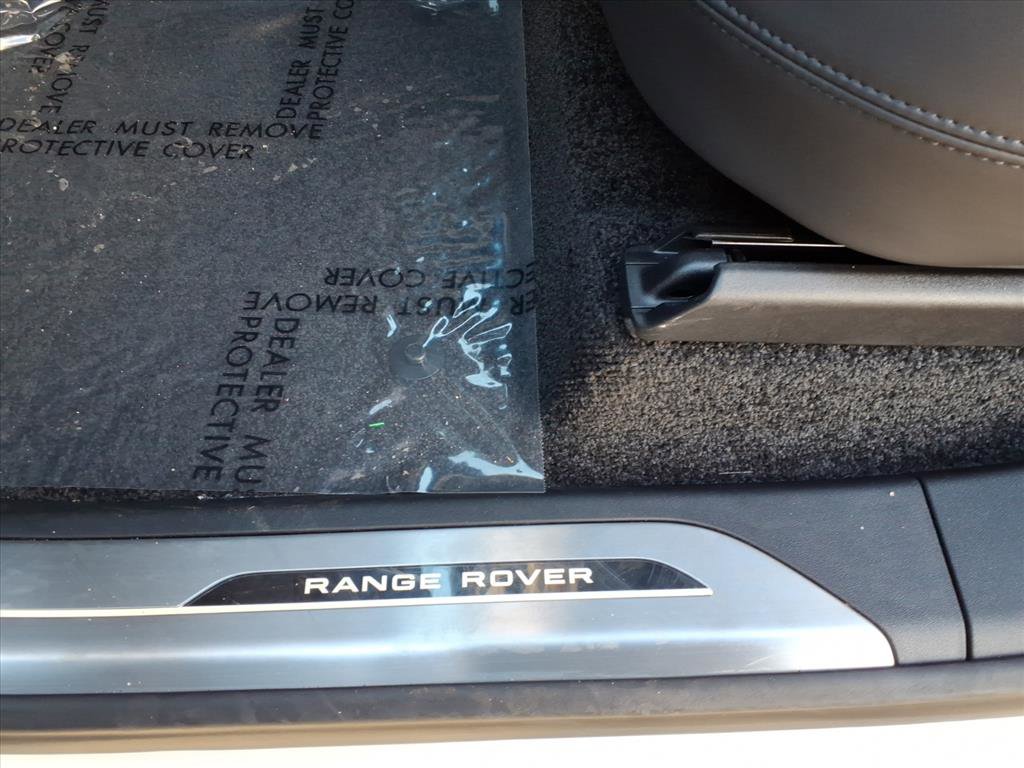 Used 2025 Land Rover Range Rover Long Wheelbase SE image 24