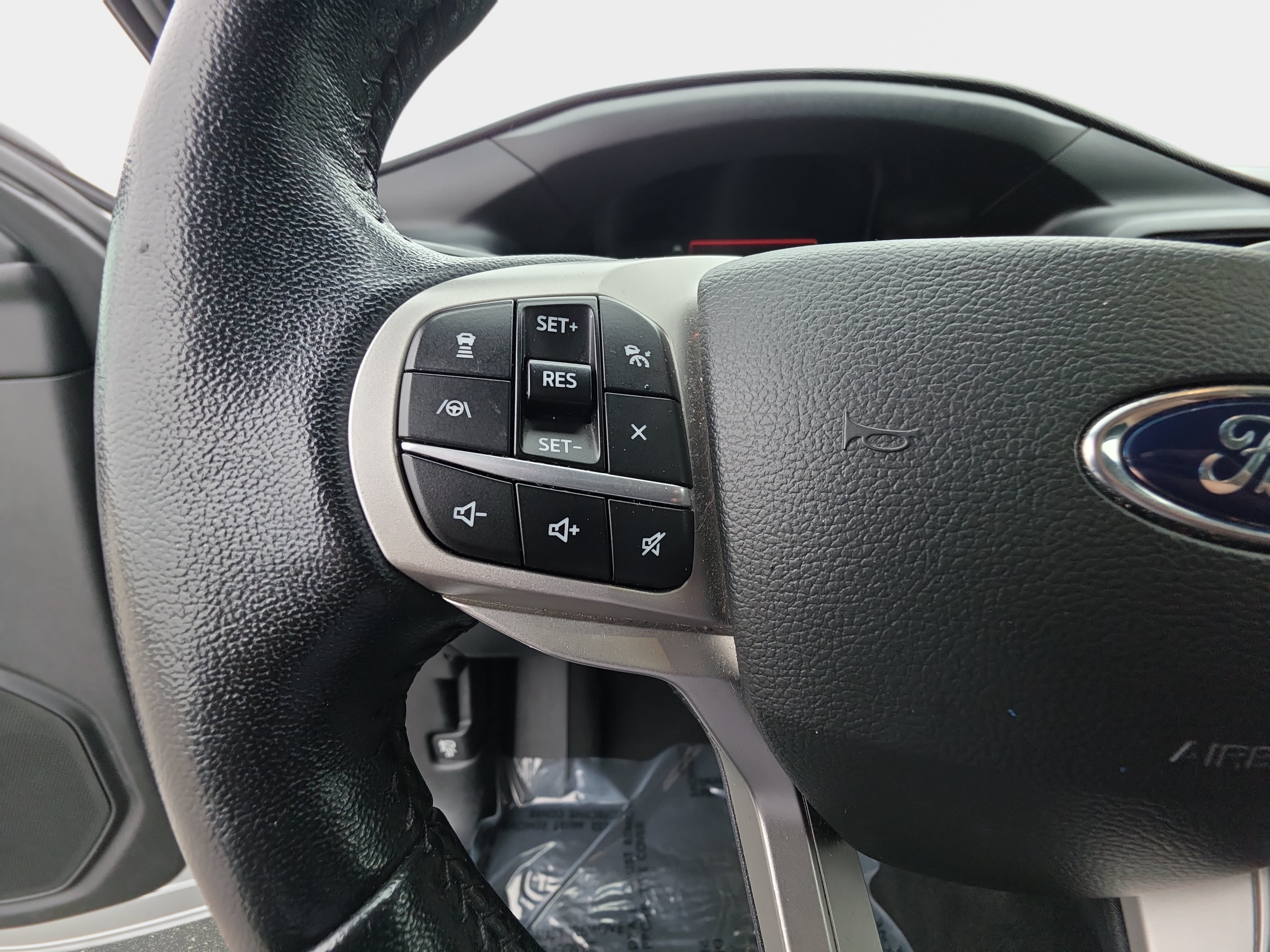 Used 2022 Ford Explorer Limited w/ Equipment Group 301A AWD/4WD image 19