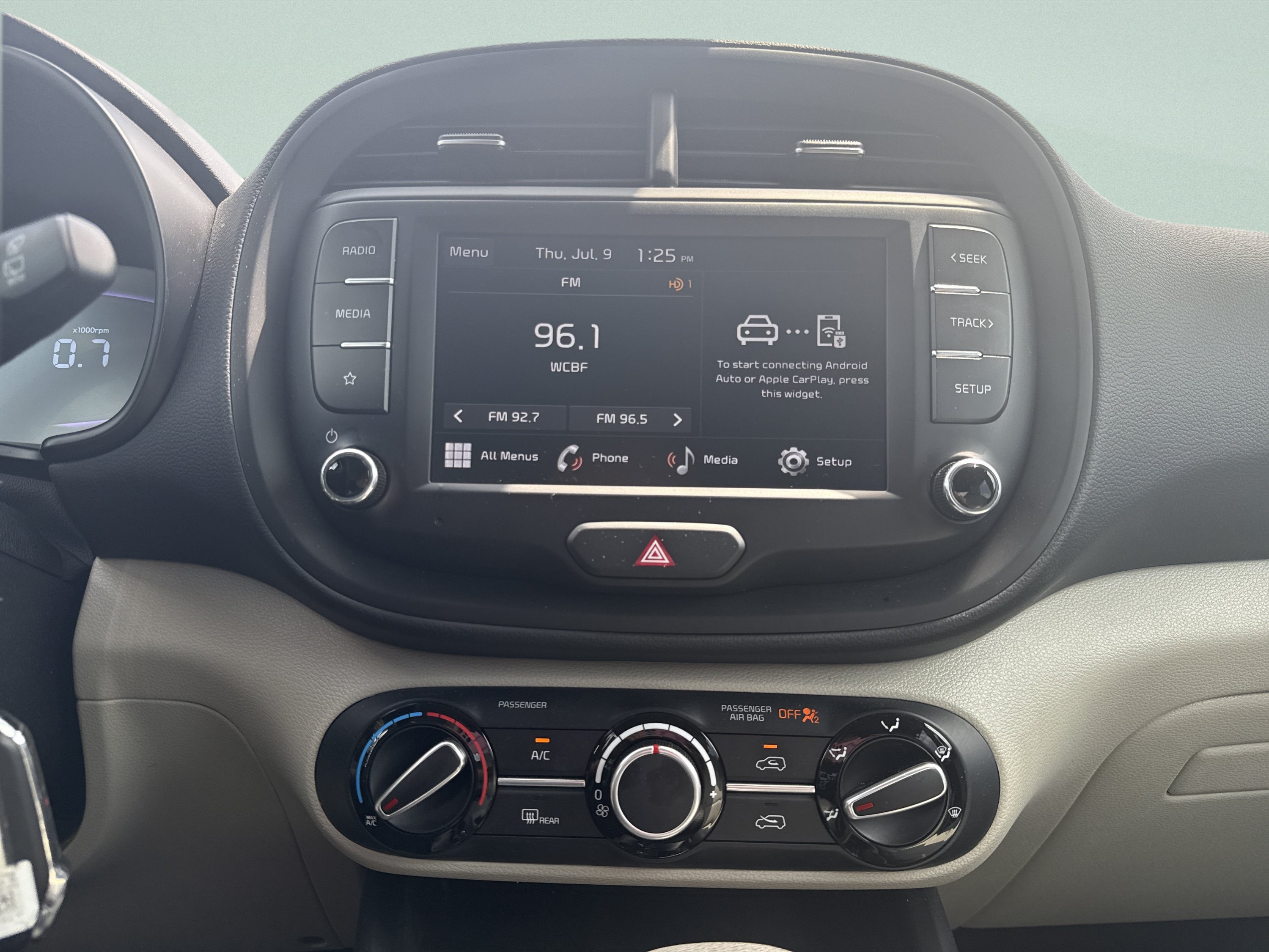 Used 2025 Kia Soul LX w/ LX Technology Package FWD image 16