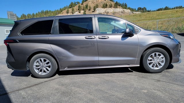 Used 2023 Toyota Sienna LE image 5