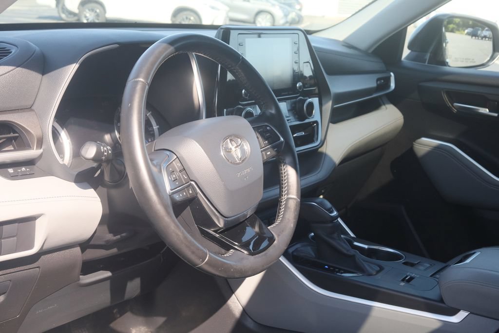 Used 2020 Toyota Highlander XLE AWD/4WD image 9