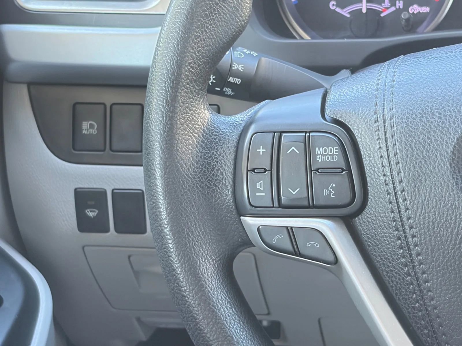 Used 2018 Toyota Highlander LE AWD/4WD image 29