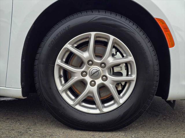 Used 2025 Chrysler Pacifica Select FWD image 9