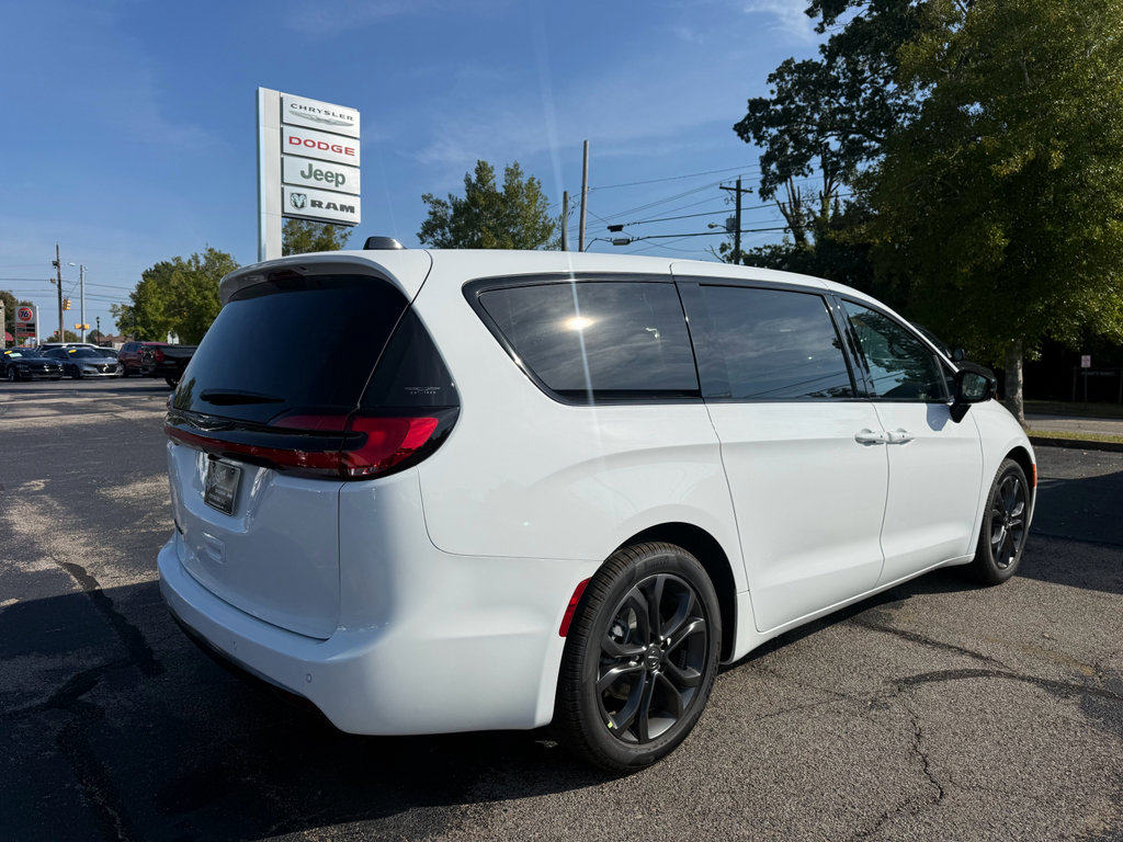 New 2026 Chrysler Pacifica Select image 6