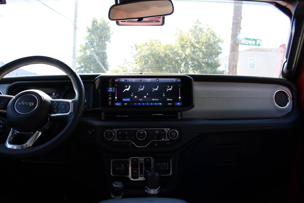Used 2024 Jeep Wrangler Unlimited Sahara AWD/4WD image 28