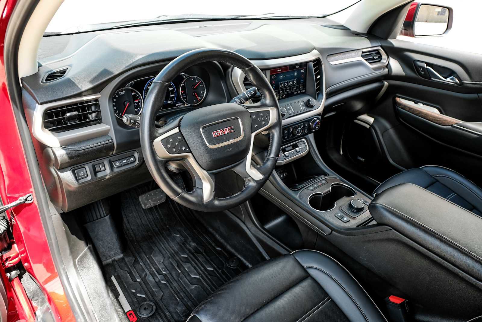 Used 2021 GMC Acadia Denali w/ Denali Technology Package FWD image 3