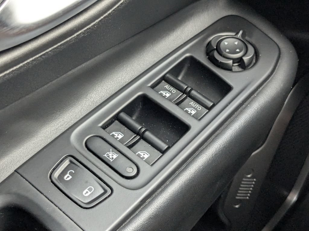 Used 2018 Jeep Renegade Limited FWD image 27