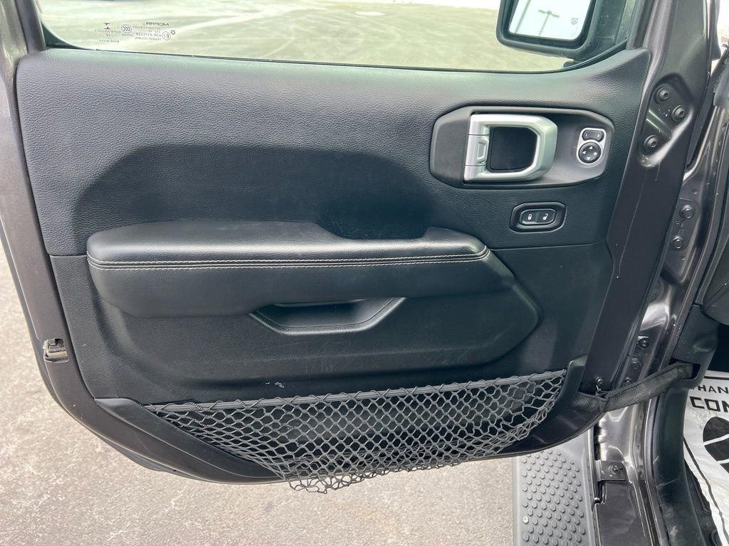 Used 2018 Jeep Wrangler Unlimited Sahara image 12