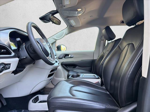 Used 2023 Chrysler Pacifica Touring-L FWD image 14