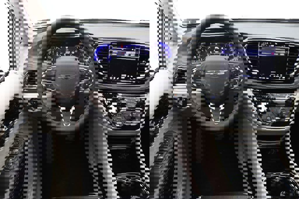 Used 2024 Chrysler Pacifica Limited image 13