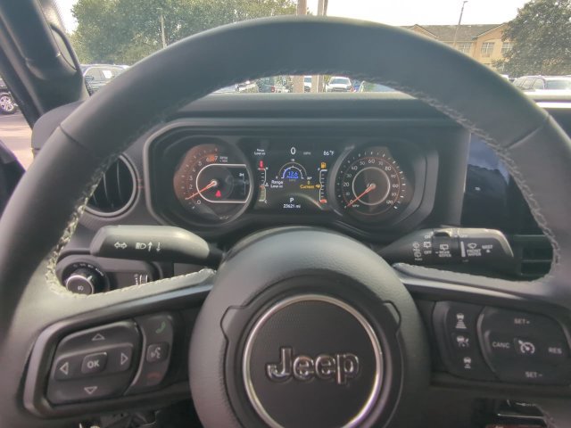 Used 2025 Jeep Wrangler Unlimited Rubicon w/ Convenience Group AWD/4WD image 27