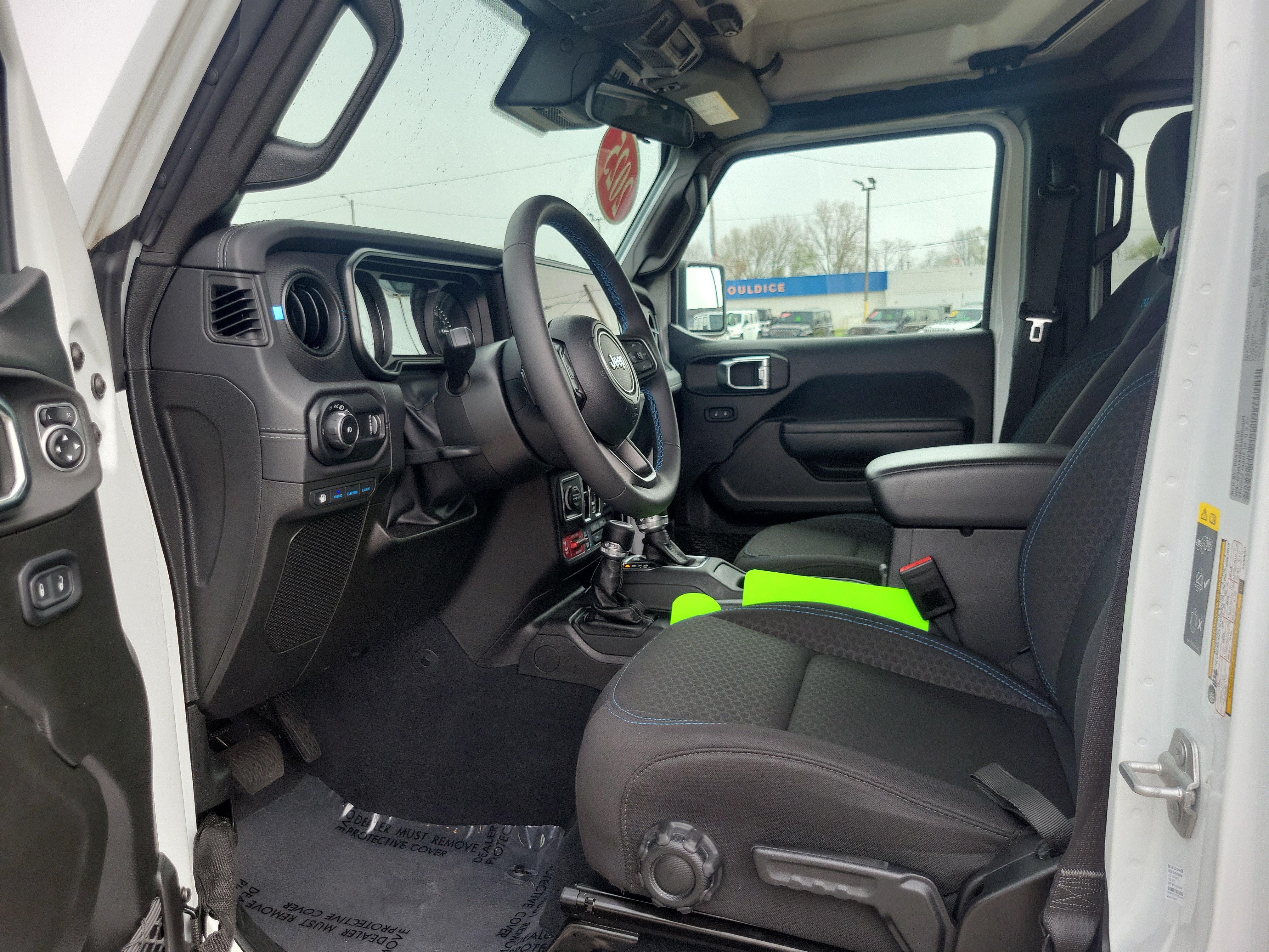 Used 2025 Jeep Wrangler Unlimited Rubicon 4xe w/ Convenience Group AWD/4WD image 7