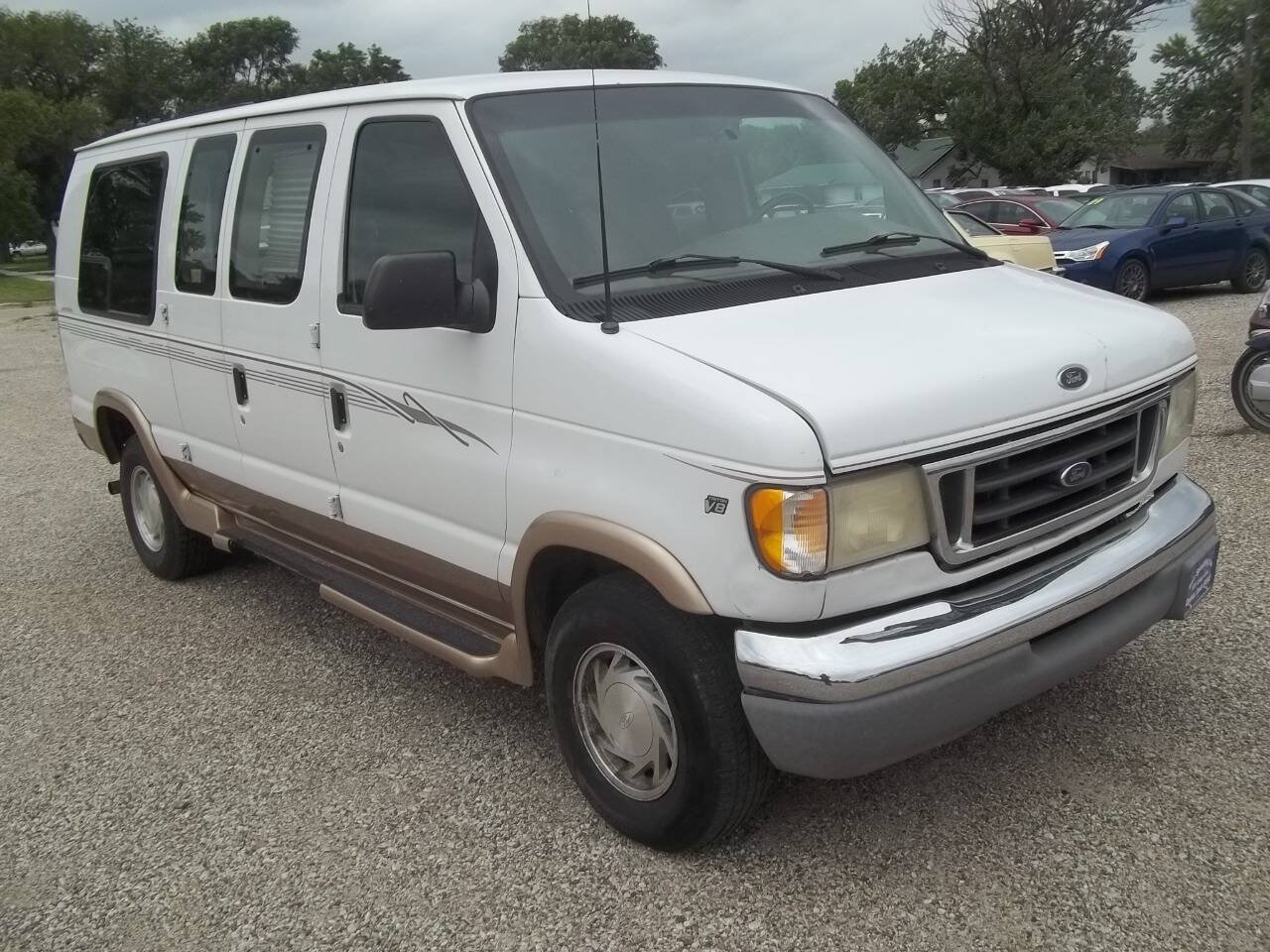 Used 2001 Ford E-150 and Econoline 150 RWD image 2