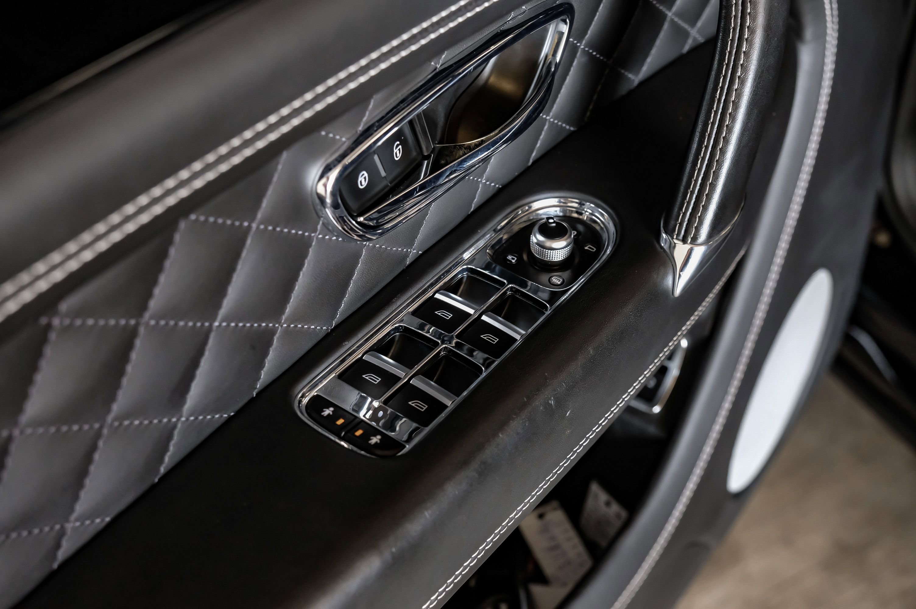 Used 2017 Bentley Bentayga image 47