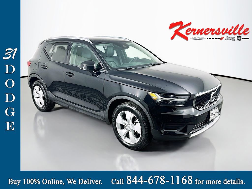Used 2022 Volvo XC40 T4 Momentum image 1