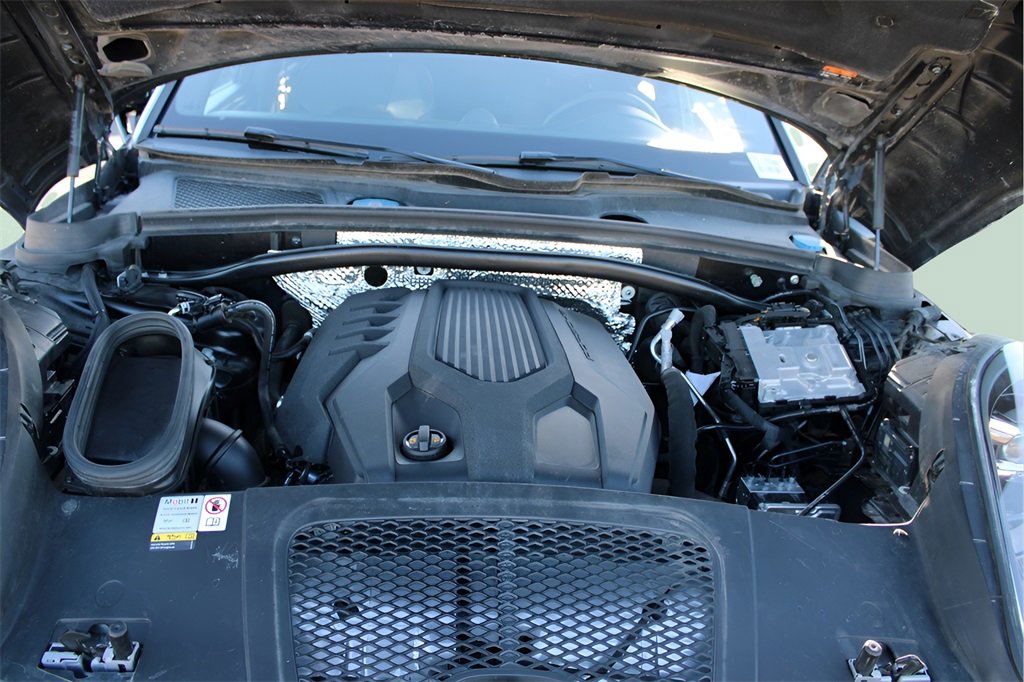 Used 2023 Porsche Macan Turbo image 13