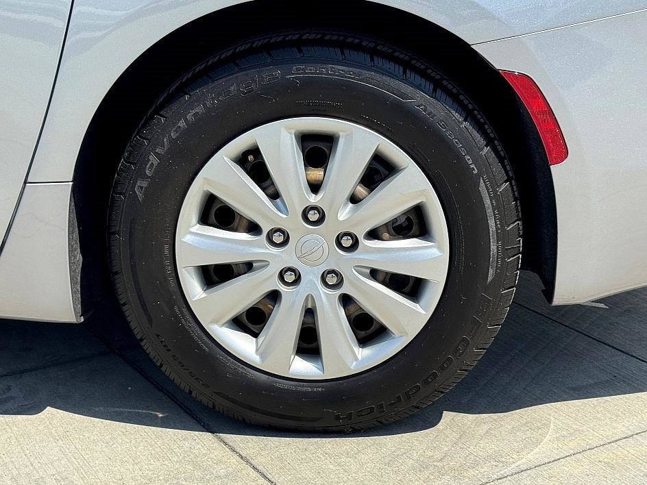 Used 2020 Chrysler Voyager L image 12