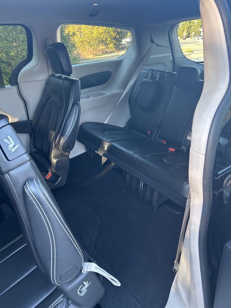Used 2024 Chrysler Pacifica Touring-L image 27