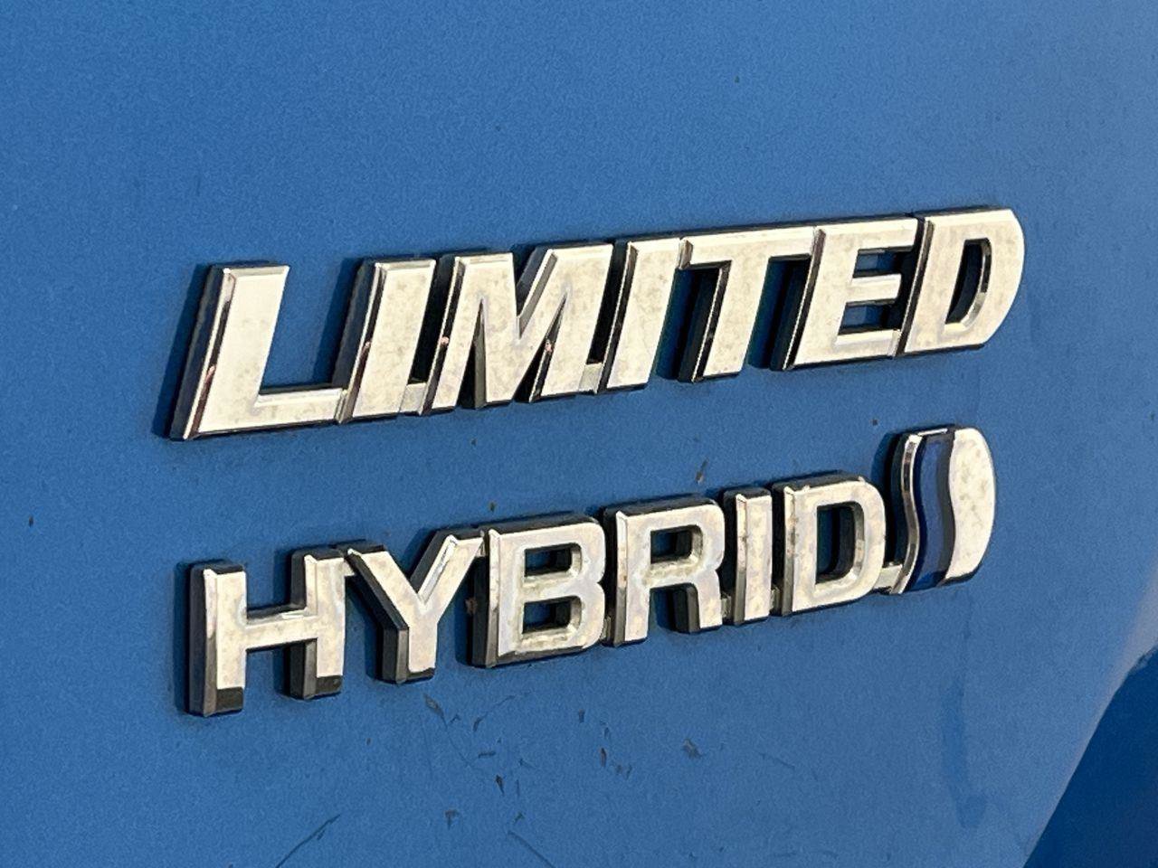 Used 2018 Toyota RAV4 Limited w/ Advanced Technology Package AWD/4WD image 32