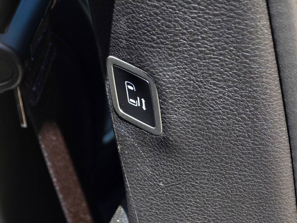 Used 2025 Chrysler Pacifica Limited FWD image 35