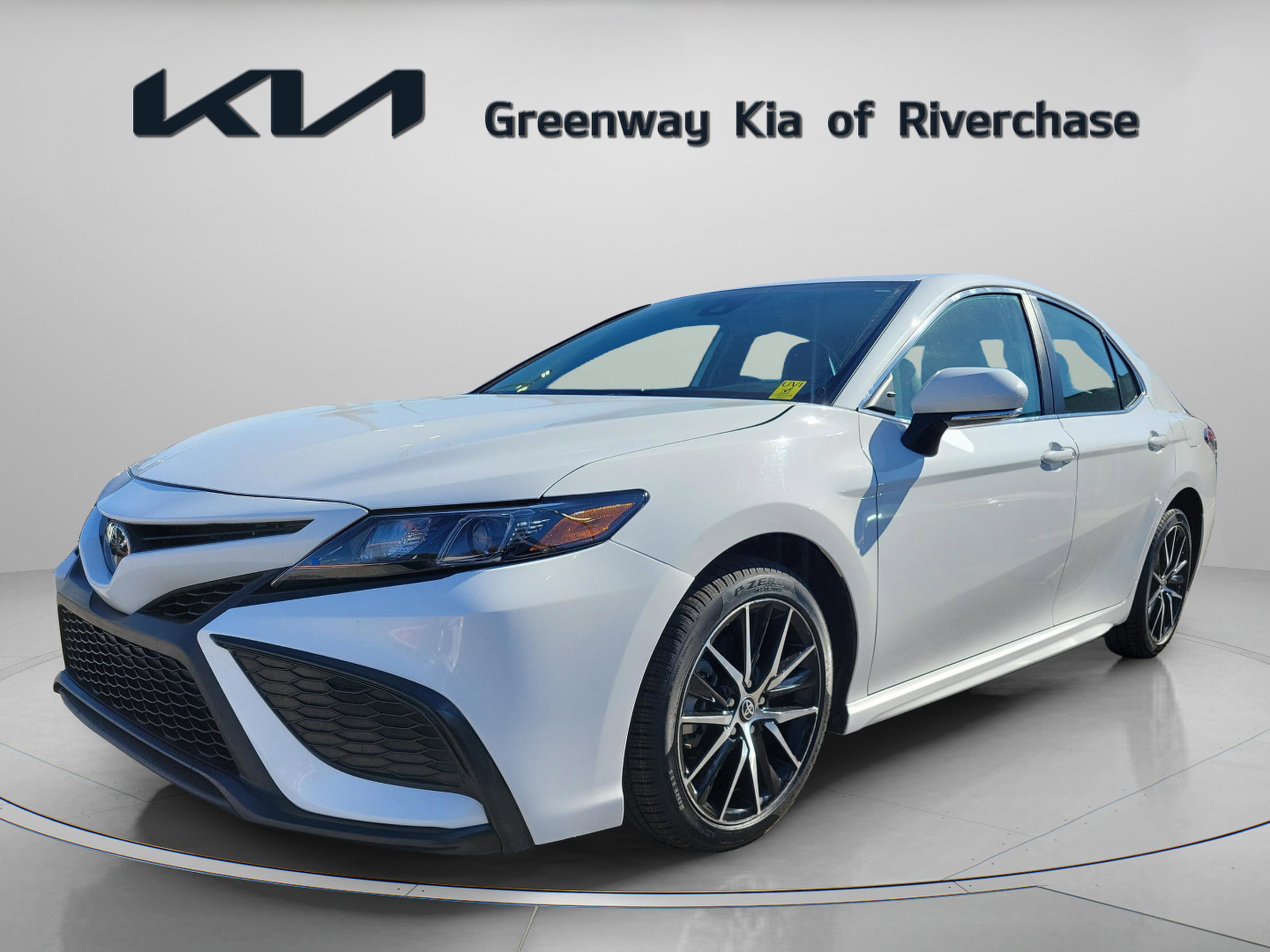 Used 2024 Toyota Camry SE image 3