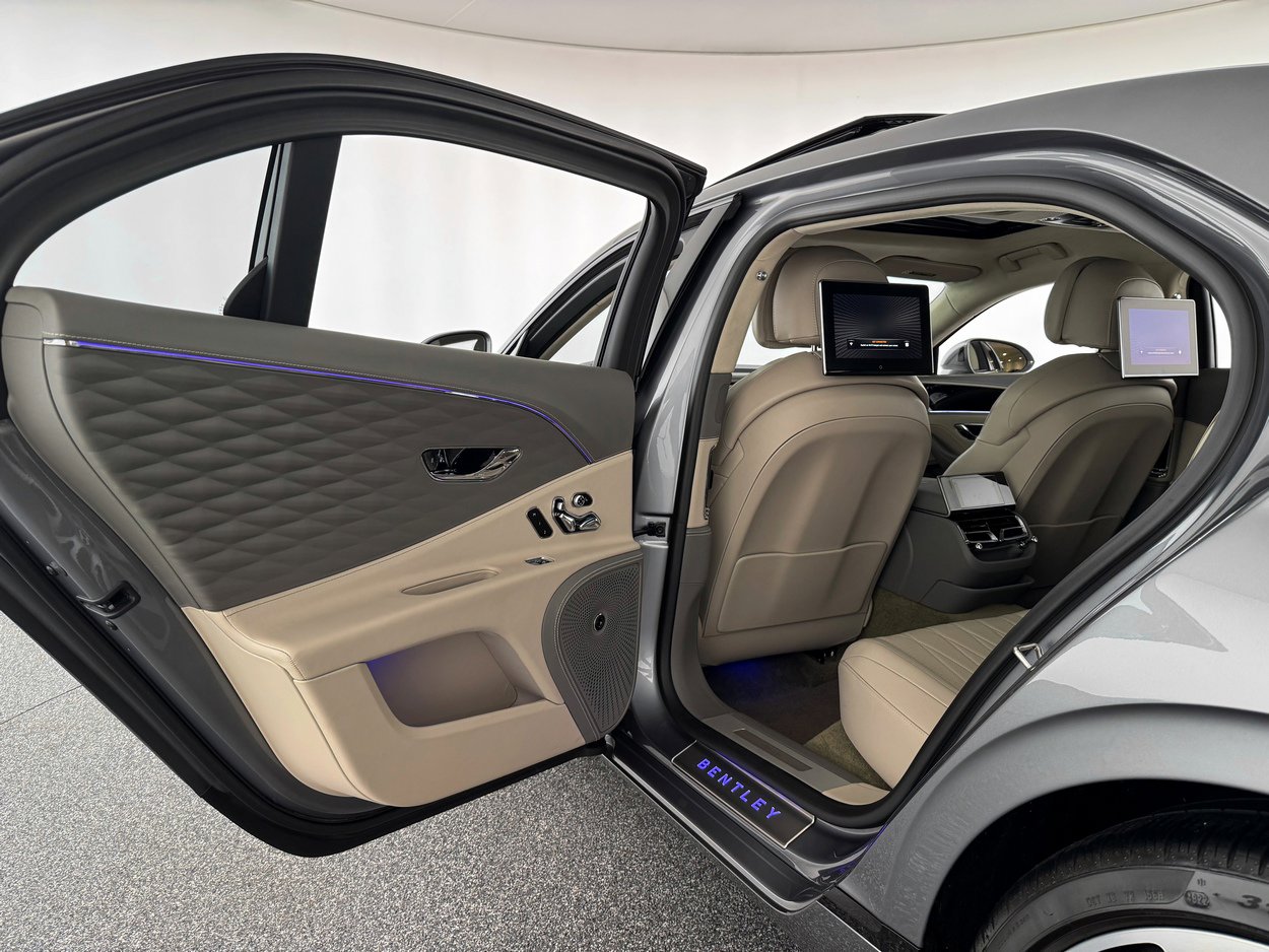 Used 2023 Bentley Flying Spur Azure image 27
