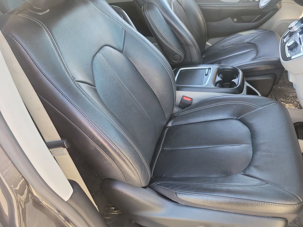 Used 2022 Chrysler Pacifica Touring-L w/ Uconnect Theater Family Group image 21