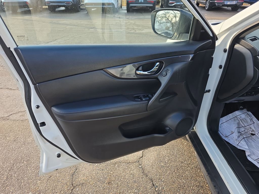 Used 2018 Nissan Rogue SV image 10