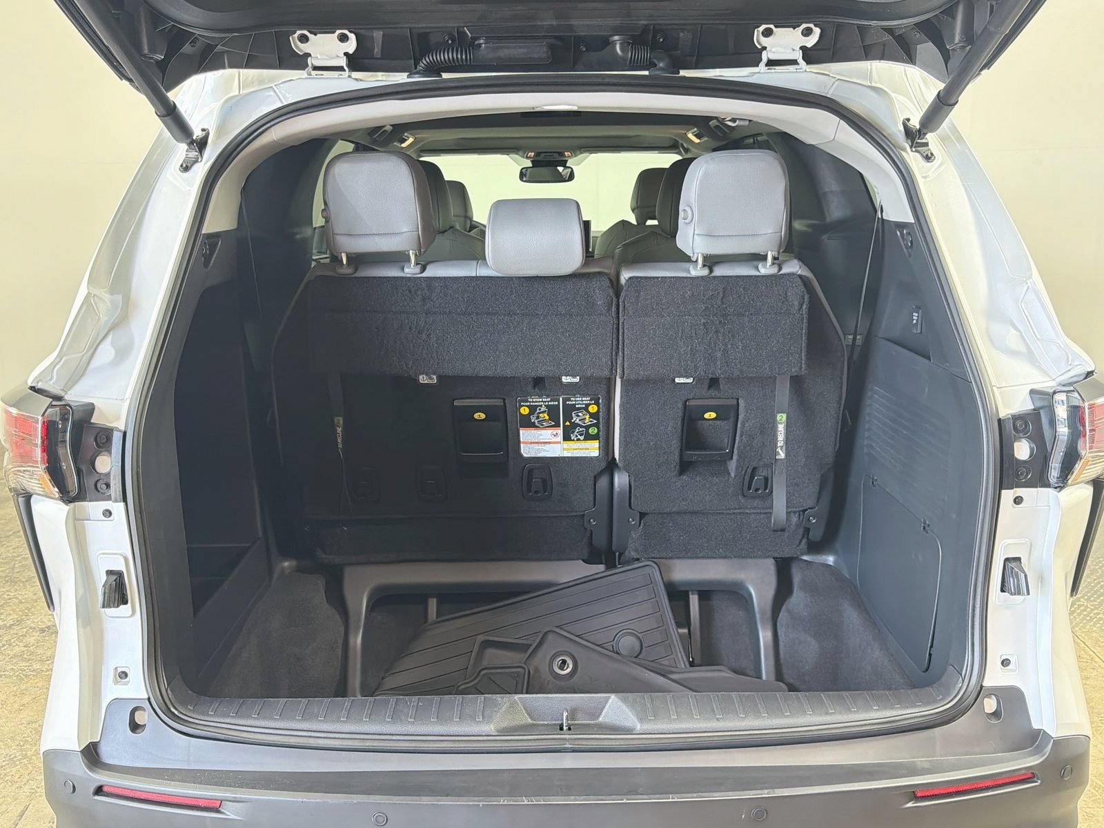 Used 2025 Toyota Sienna XLE w/ XLE Plus Package FWD image 29