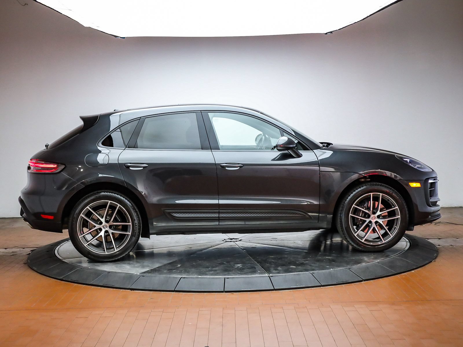 Certified 2025 Porsche Macan AWD/4WD image 13