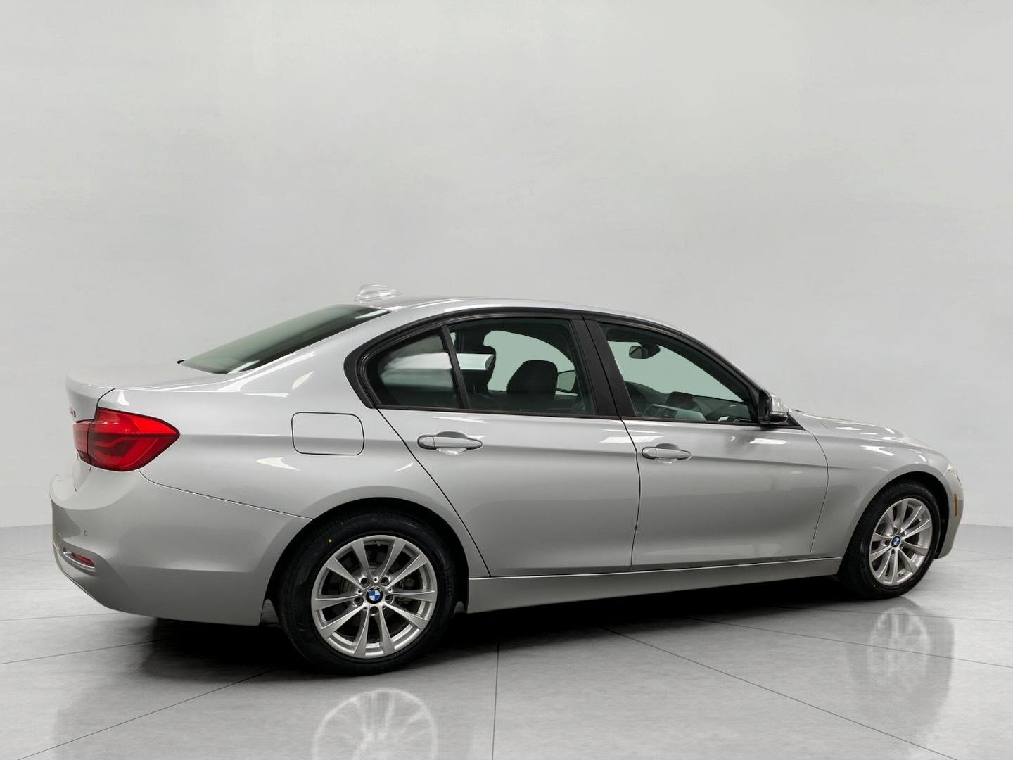 Used 2017 BMW 320i xDrive Sedan image 2