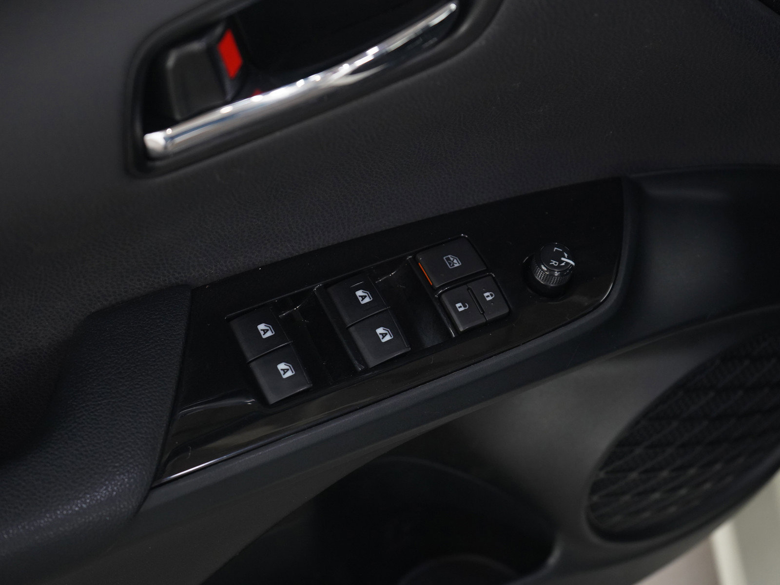 Used 2018 Toyota Prius Prime Premium image 18