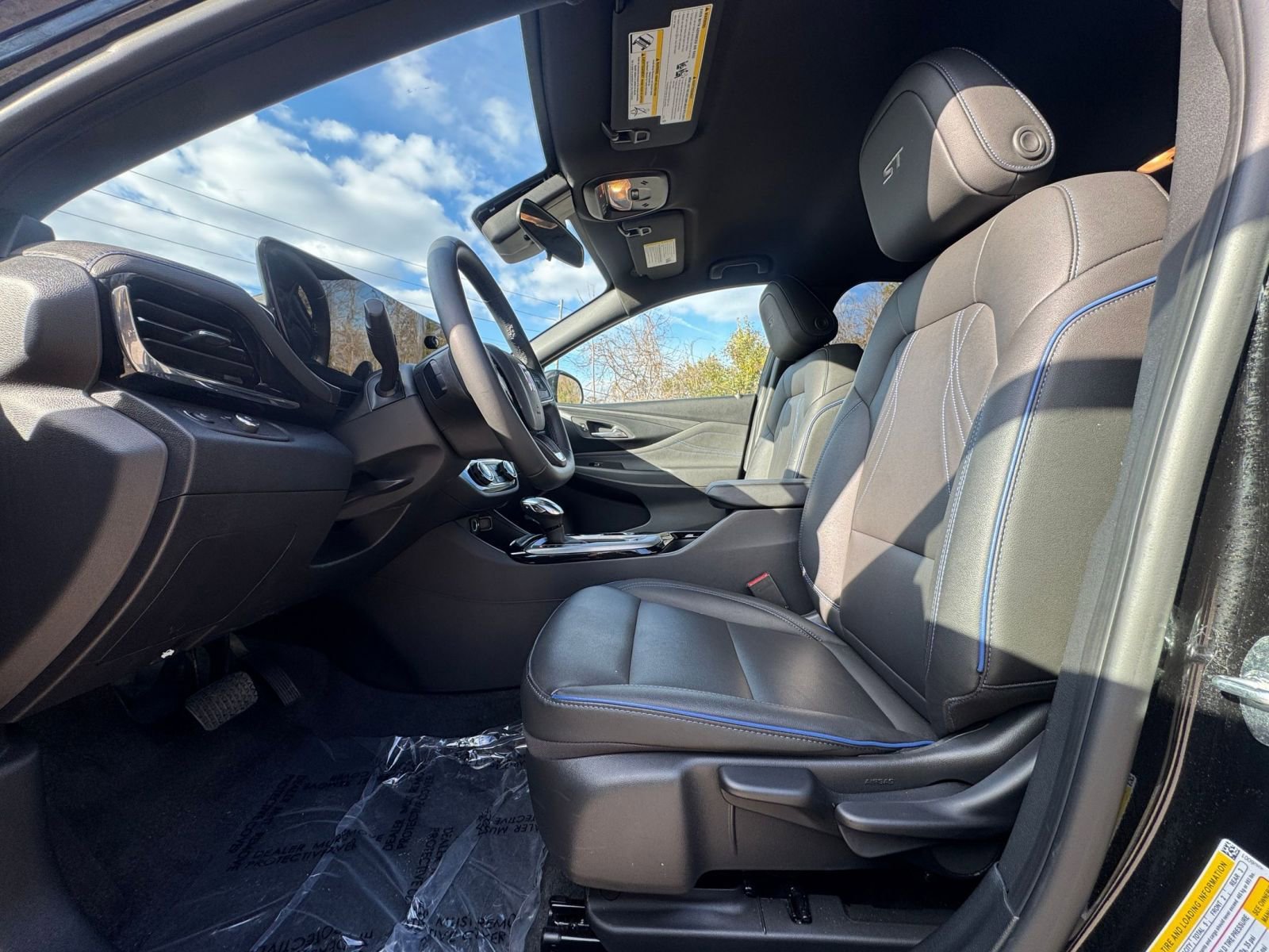 Used 2025 Buick Envista Sport Touring image 23