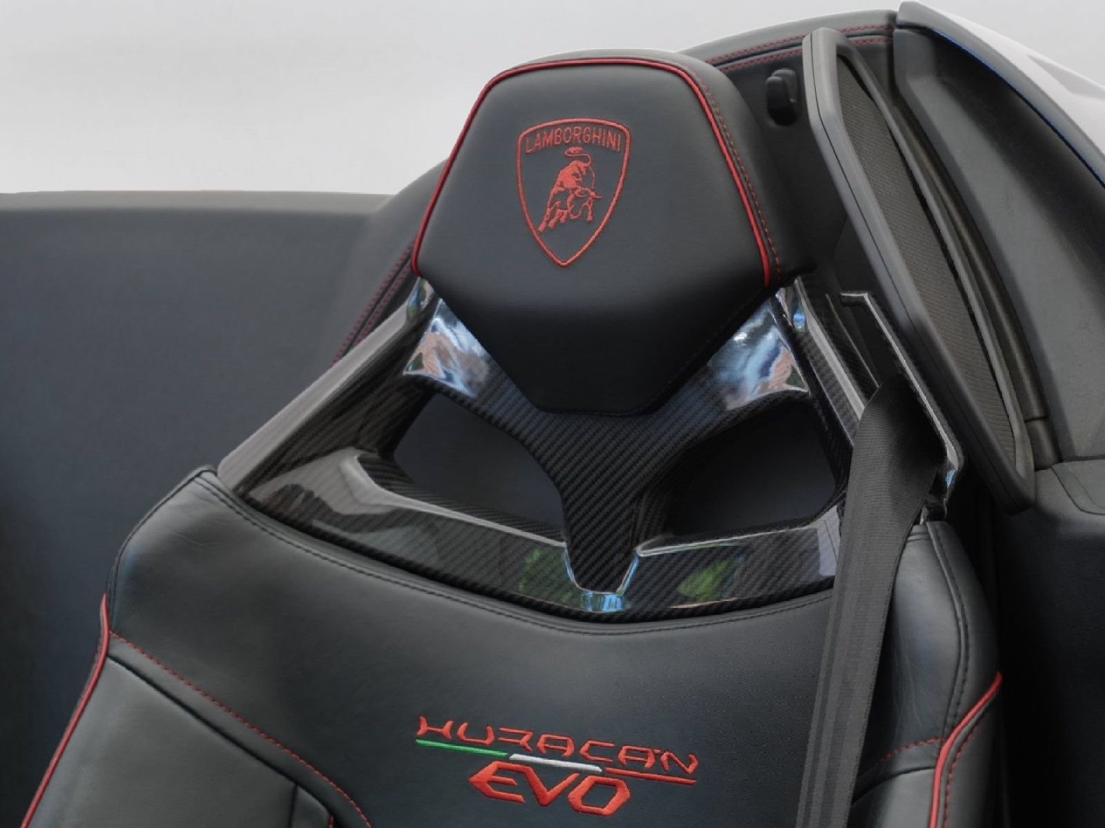 Used 2021 Lamborghini Huracan EVO RWD image 13