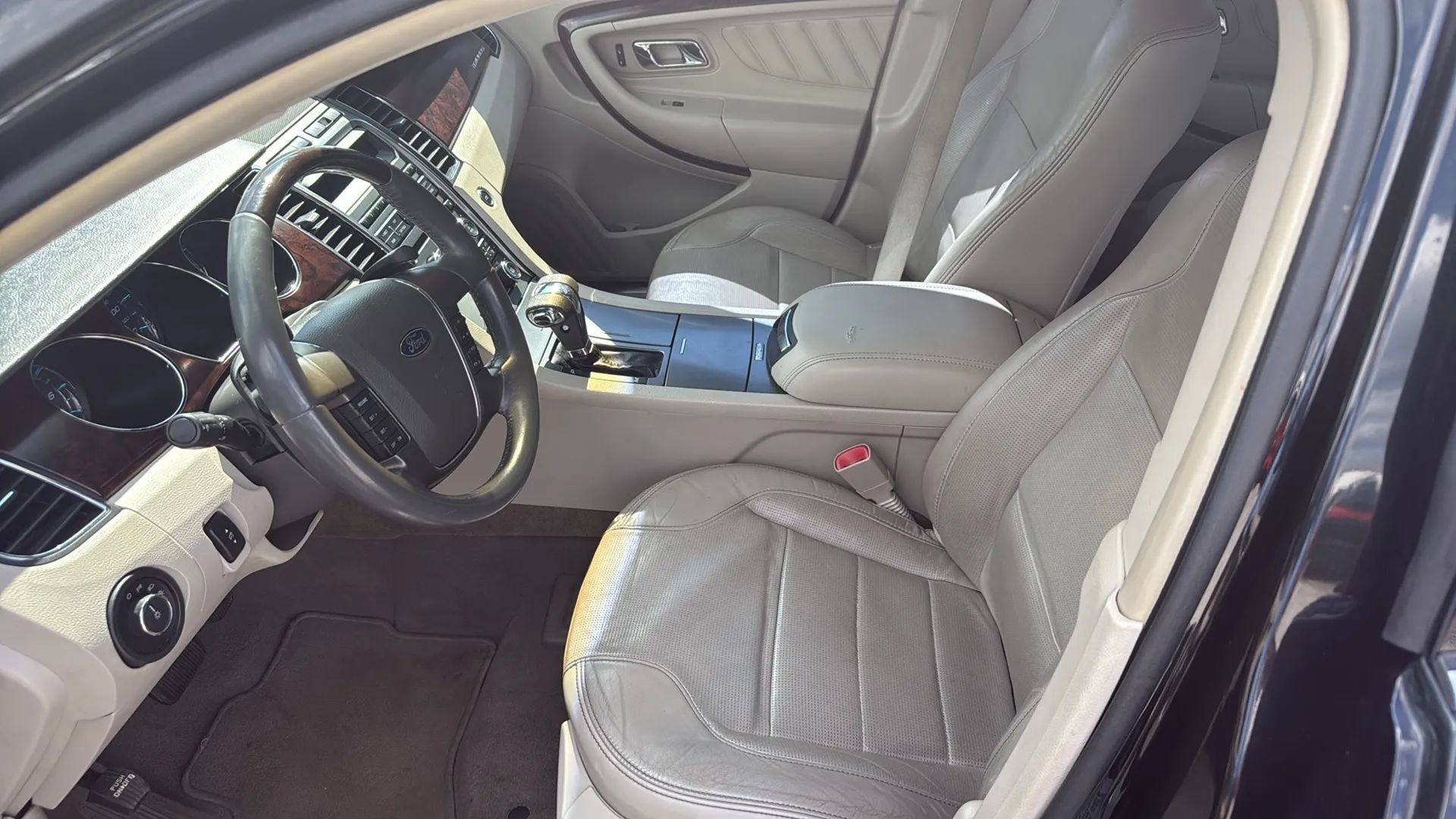 Used 2010 Ford Taurus Limited FWD image 11