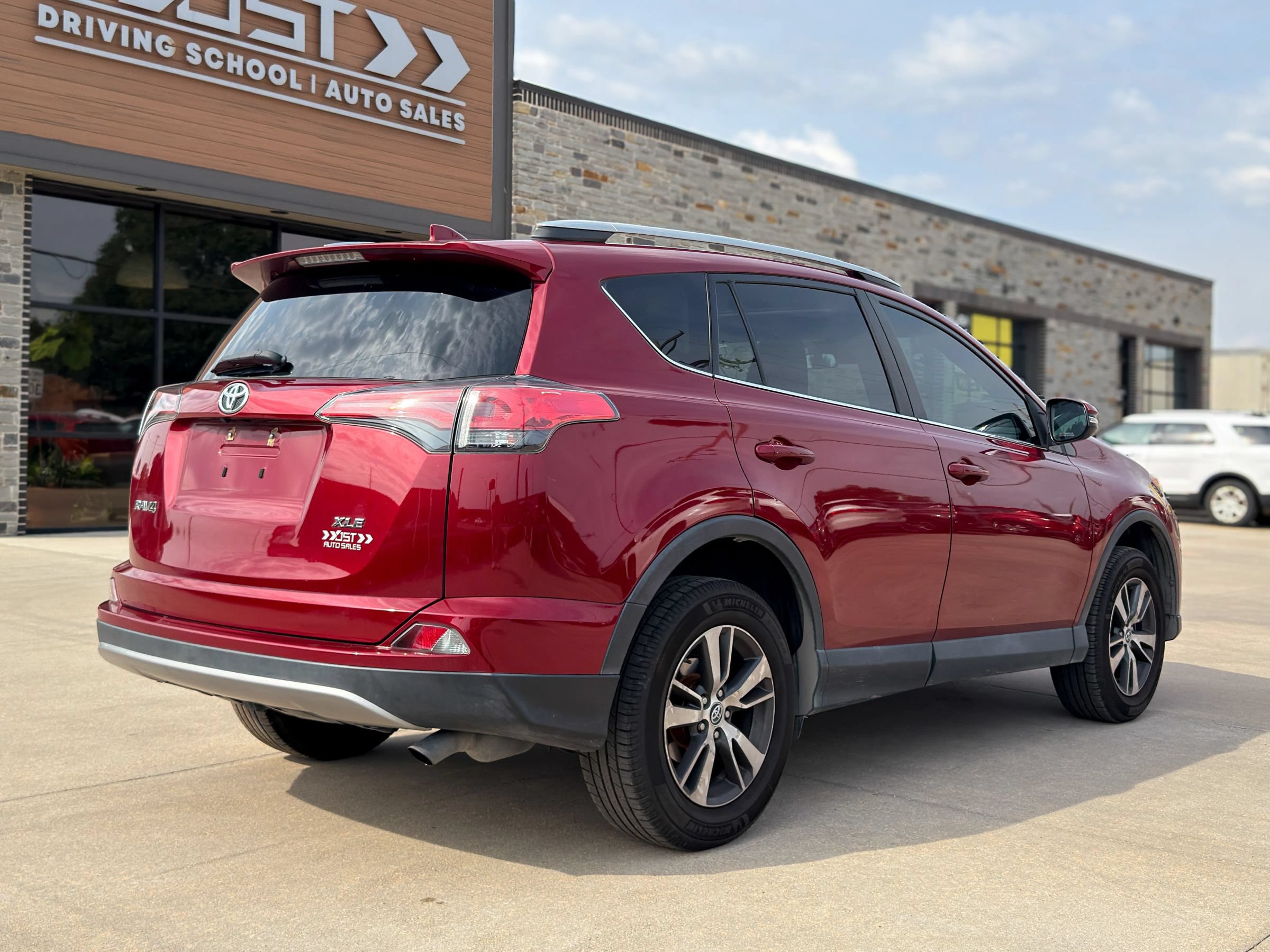 Used 2018 Toyota RAV4 XLE FWD image 7