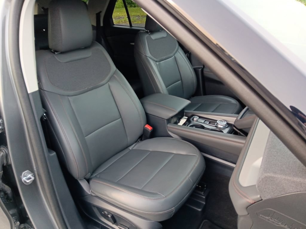 Used 2025 Ford Explorer Active w/ Active Comfort Package AWD/4WD image 38