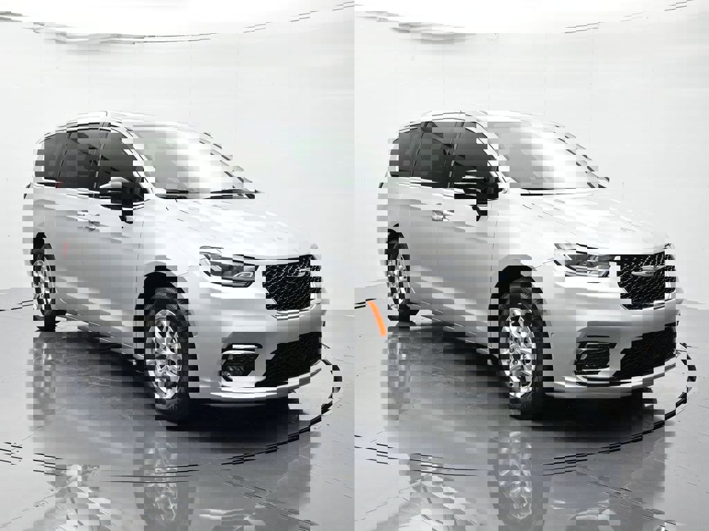 New 2026 Chrysler Pacifica Select image 3